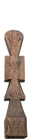 Croce da mano in legno intagliato, non dipinta, con segmenti a clessidra e motivi incisi a ventaglio.