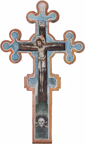 Croce in legno dipinto con la Crocifissione, bracci a trifoglio azzurri e il teschio di Adamo alla base.