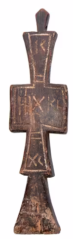 Croce da mano in legno intagliato, con iscrizioni incise entro pannelli geometrici.