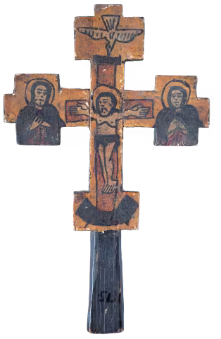 Croce da mano in legno dipinto con la Crocifissione, la colomba dello Spirito Santo in alto e due figure dolenti sui bracci.