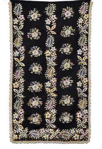 Tessuto ricamato su fondo nero, con mazzi di fiori pastello multicolori e bordura floreale.