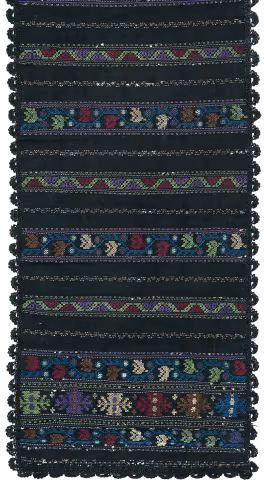 Fascia tessile tessuta a righe orizzontali, fondo nero con bande floreali e ondulate multicolori e bordi all'uncinetto.
