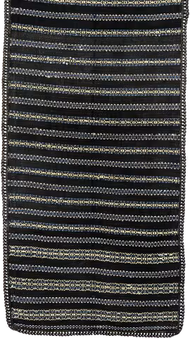 Tessuto con fondo nero e sottili righe orizzontali in giallo, blu e bianco, con bande decorate.
