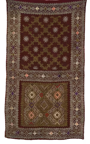 Tappeto tessuto con fondo rosso scuro, motivi geometrici oro e argento e bordi ornati, a due pannelli.