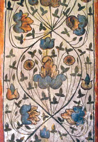 Panou floral pictat, cu flori albastre și ocru simetrice pe tulpini în volute, pe fond argintiu.