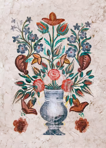 Pictură murală: vas cu picior, cu lalele, trandafiri și flori albastre pe fond marmorat.