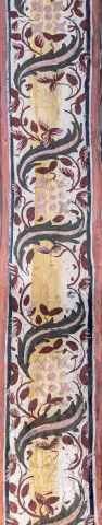 Bandă ornamentală verticală îngustă, cu cartușe și frunziș, în tonuri de crem și brun.