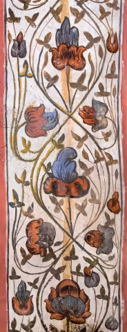 Bandă florală verticală pe fond crem, cu lalele roșii și albastre pe tulpini în volute.