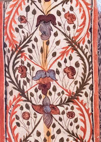 Bandă florală verticală pe fond crem, cu flori roșii și mov pe tulpini ramificate.