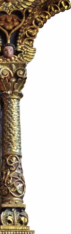 Detaliu dintr-o catapeteasmă de lemn sculptat și aurit: o coloană răsucită, cu un medalion-icoană a lui Hristos în vârf.